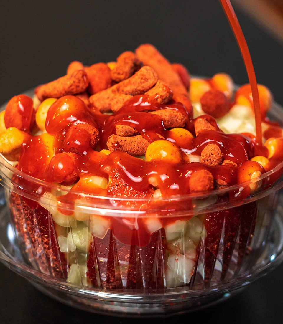 Bowl de fruta y botana bañado en chamoy
