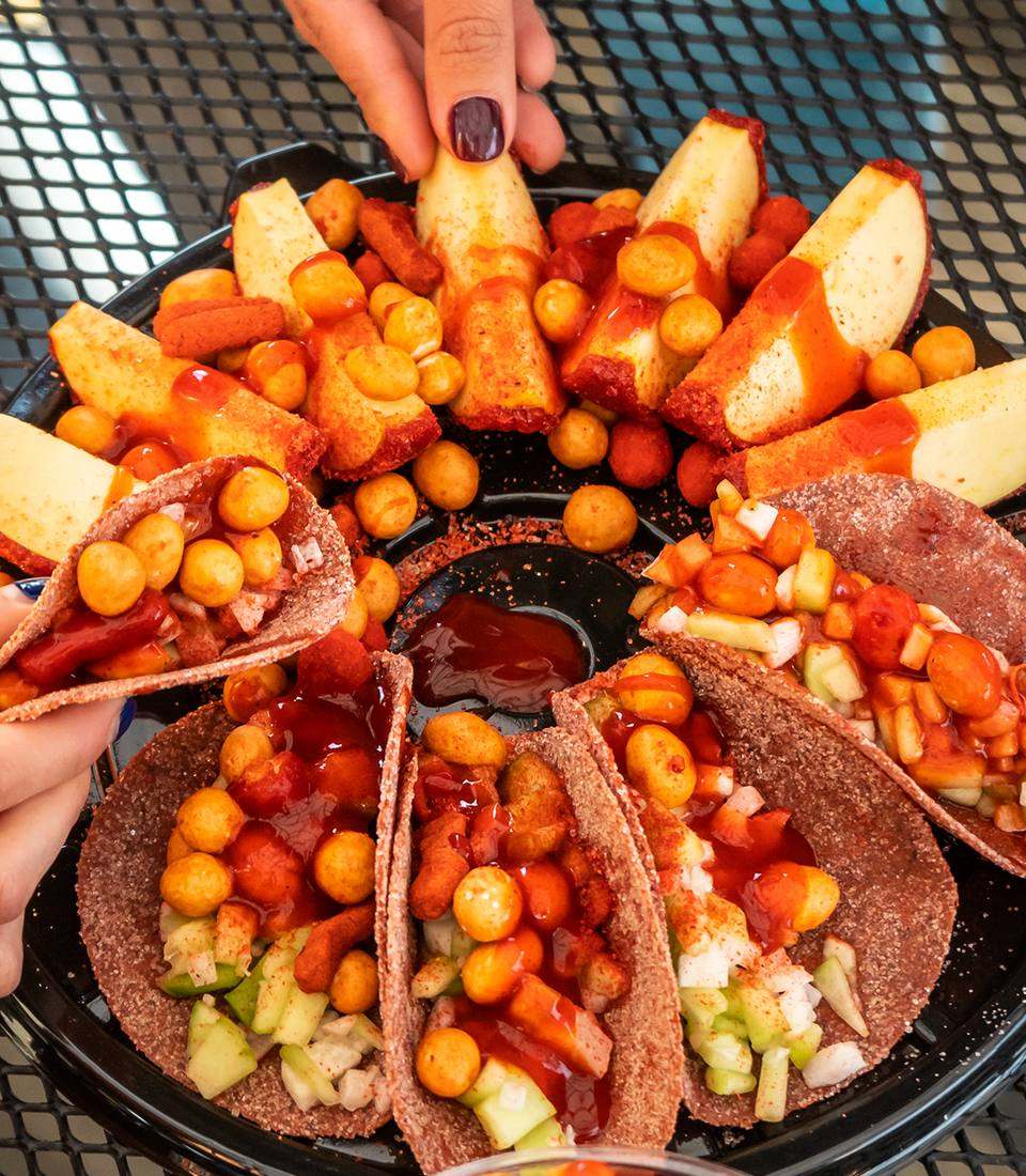 Charola de fruta, jícama y botana con chamoy para compartir