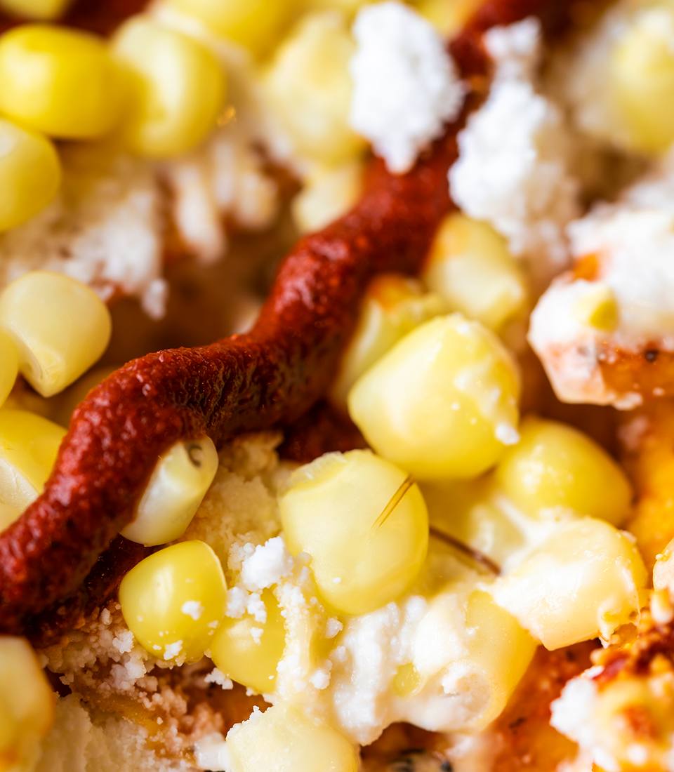 Elote desgranado con queso, mayonesa y chile