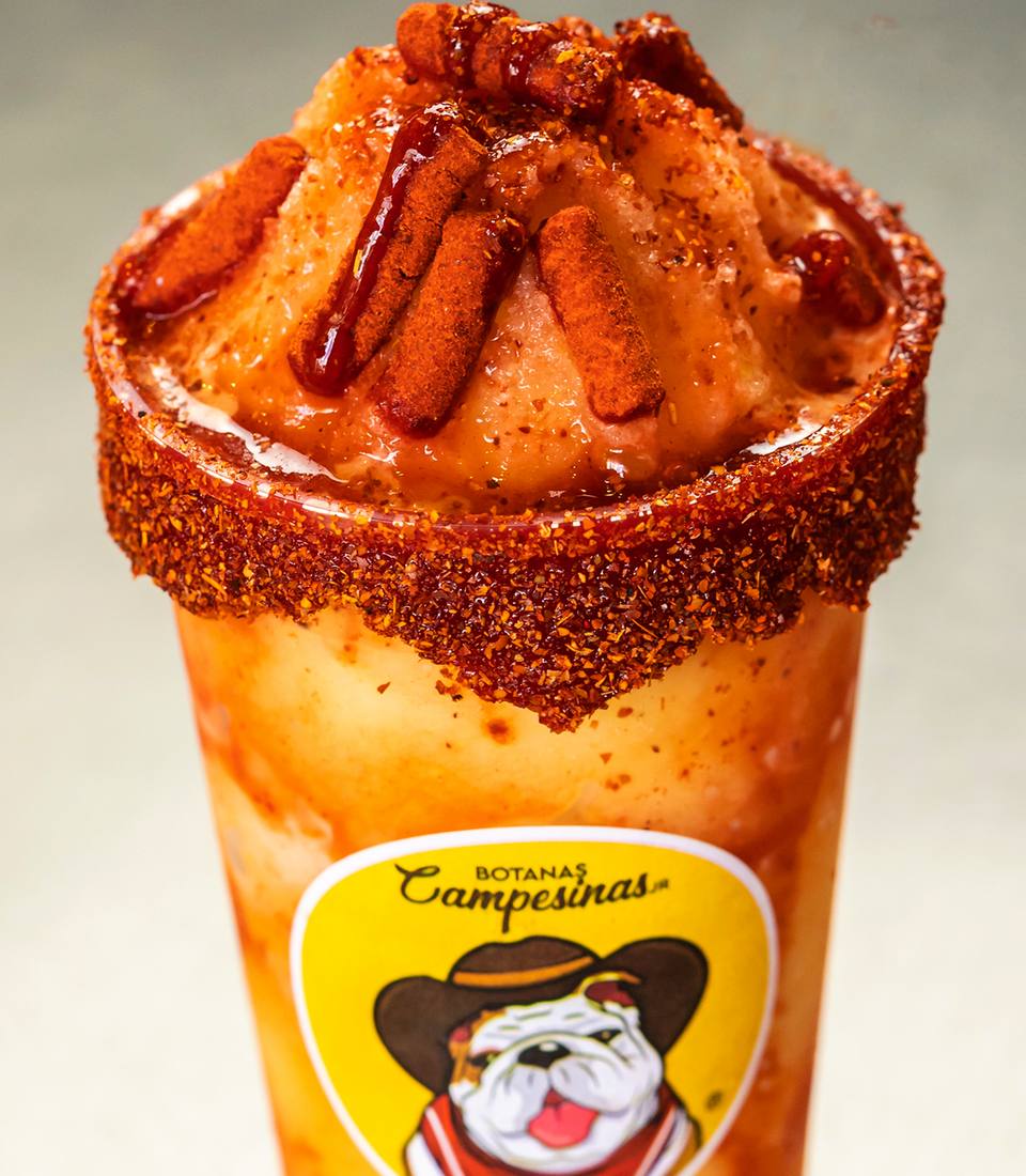 Sunset de mango con chamoy y banderillas de tamarindo