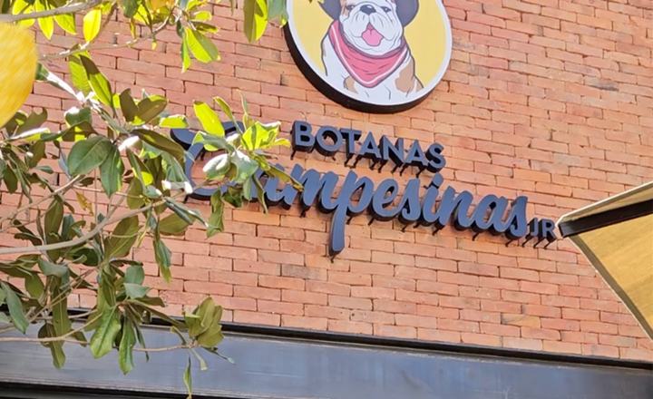 Fachada de ladrillo con el logo de Botanas Campesinas en Pedregal