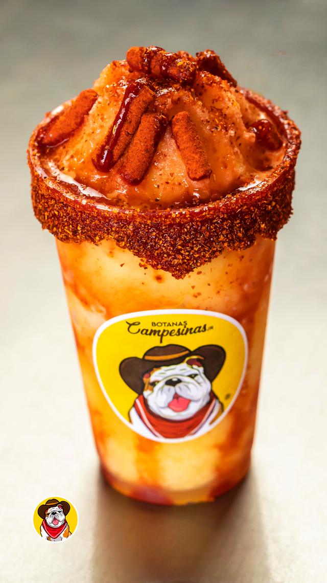 Sunset de mango con chamoy y banderillas de tamarindo